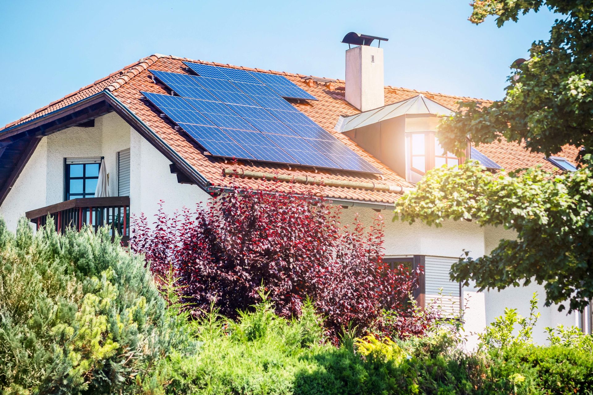 panneaux-solaires-toiture-maison-var.jpg