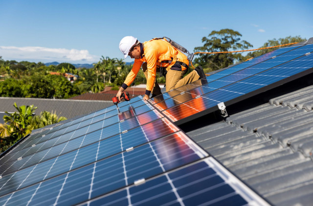 Installation au sol vs installation sur toiture : quelle solution pour votre projet solaire à Fréjus ?