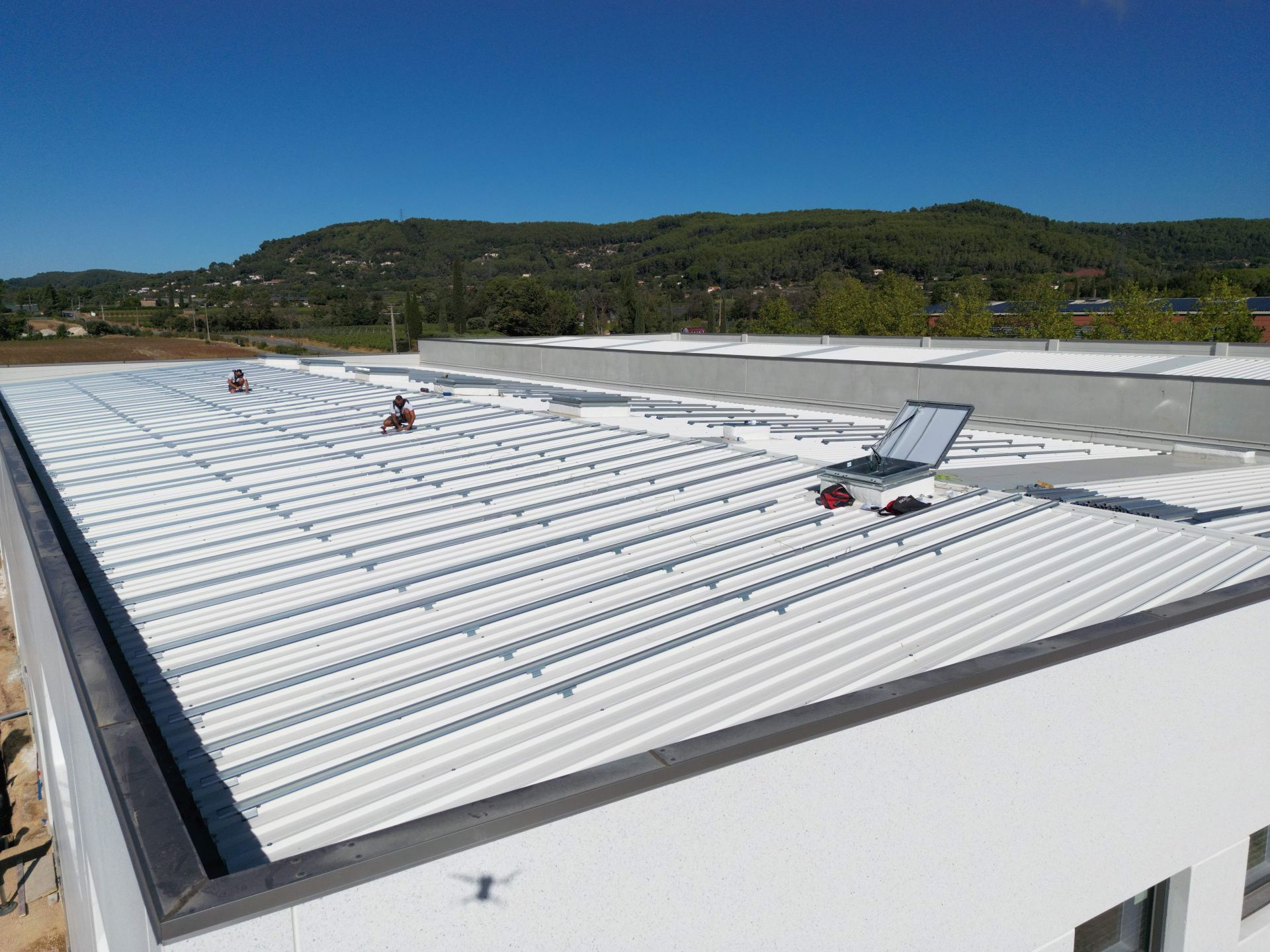 batiment-pose-panneaux-solaires-La-Motte-var-drone-07.jpg