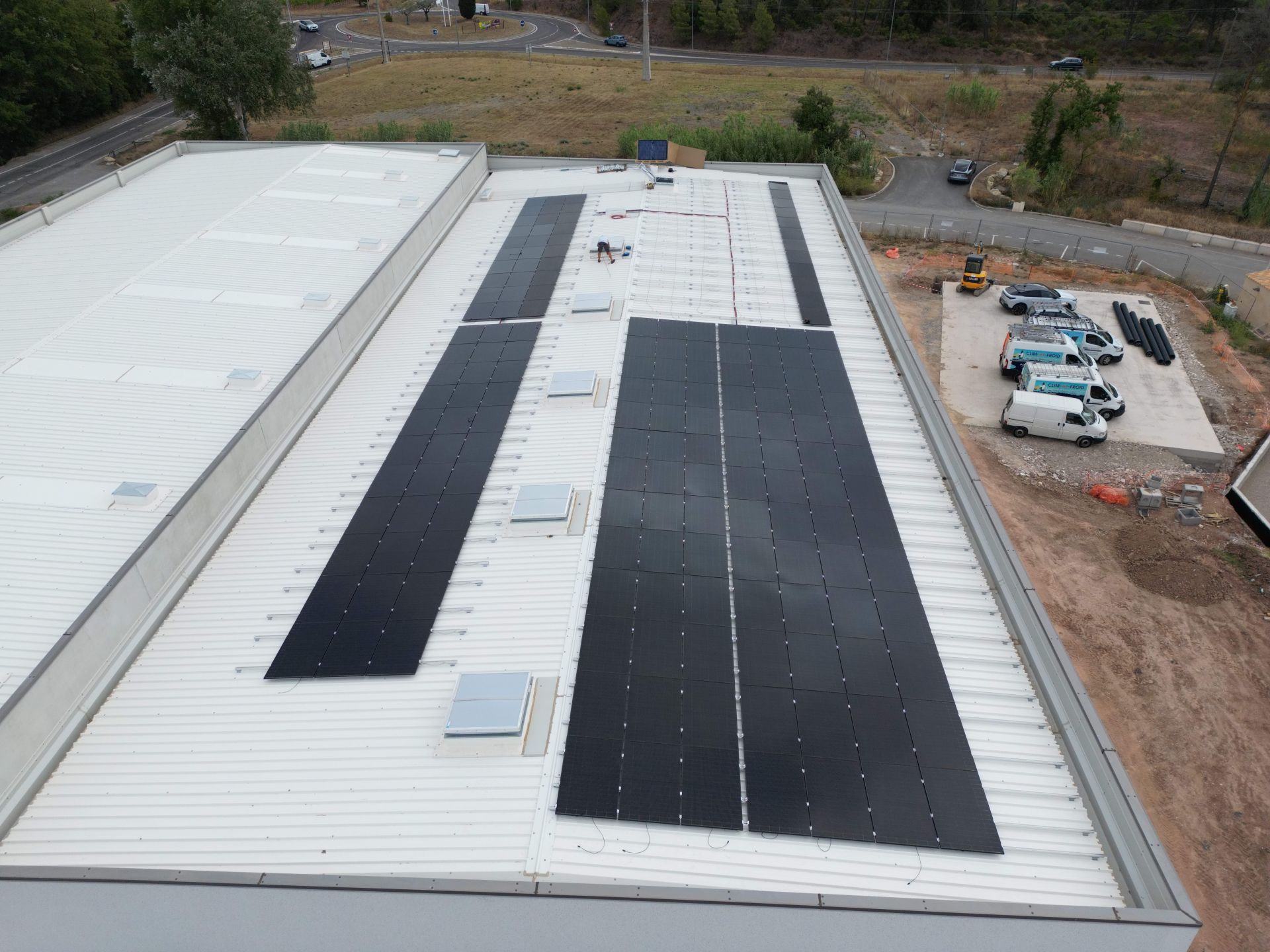batiment-pose-panneaux-solaires-la-motte-var-drone-19.jpg