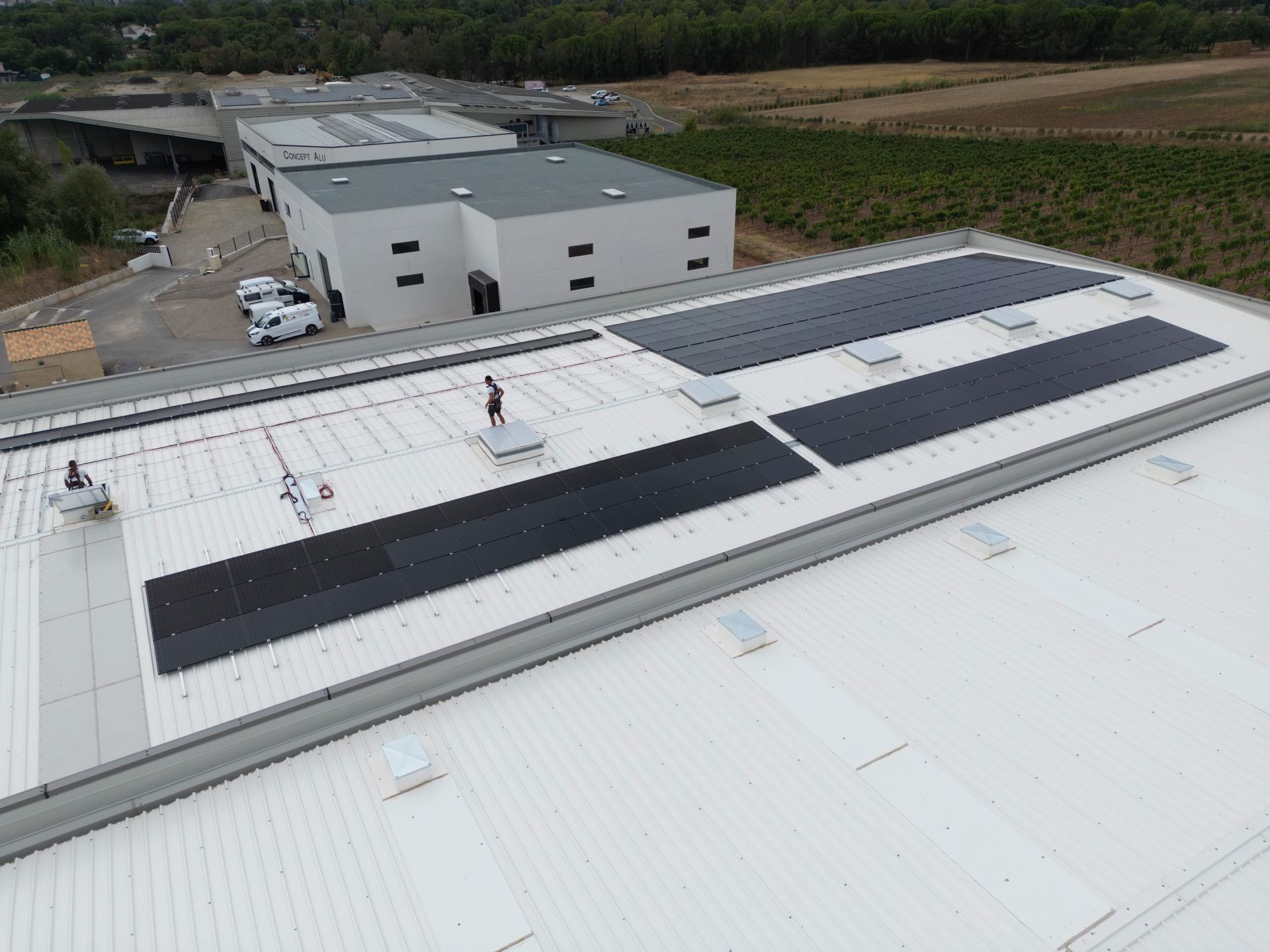 batiment-pose-panneaux-solaires-la-motte-var-drone-21.jpg