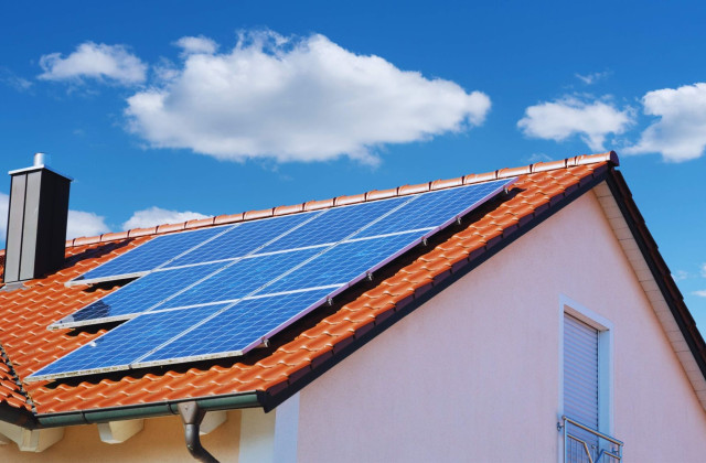 Prix au m² des panneaux solaires à Roquebrune-sur-Argens : guide 2026 pour bien investir