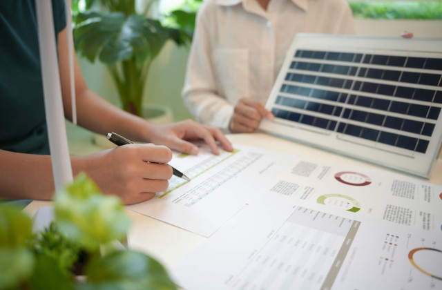 Analyse du prix €/kWc des panneaux solaires au Luc : comparatif 2026 et conseils