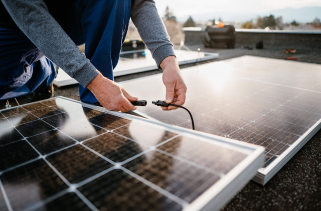 Comment fonctionne un panneau solaire ? Les experts de CVF Énergie vous répondent !